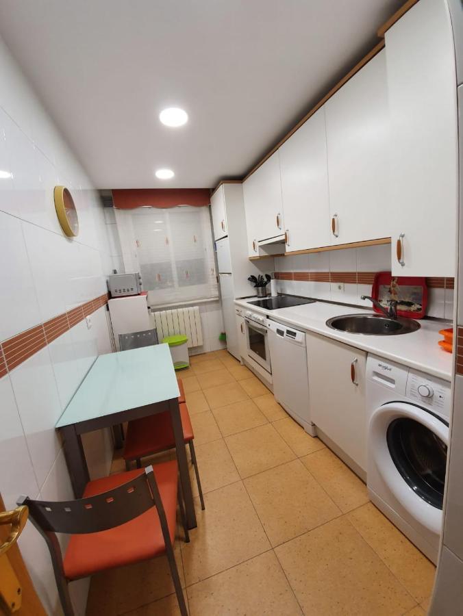 piso de tres dormitorios con garaje y todos los servicios cerca Burgo Exterior foto